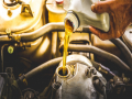 процесс доливки масла в двигатель